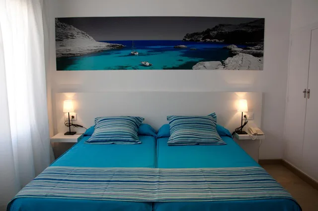 غرفة بسريرين منفصلين بإطلالة على البحر بشرفة، Capri Hotel 4/6