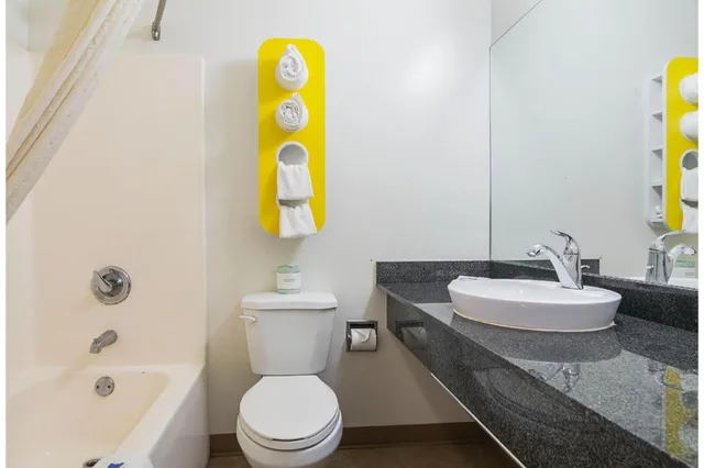 1 Queen Bed - Mobil Access Tub Nsmk Kitchen، Motel6 Jonesboro, GA 10/10