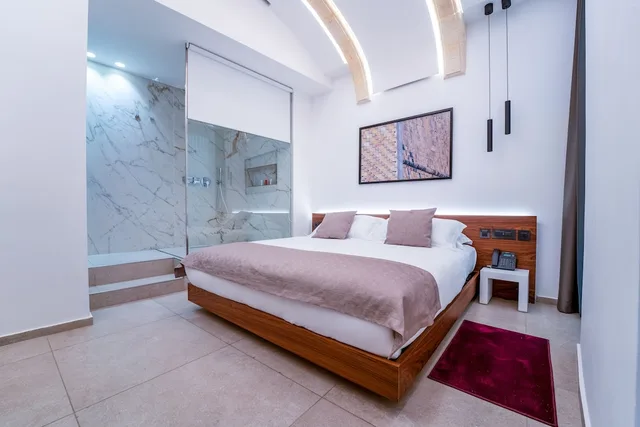 جناح داخلي ديلوكس بسرير كوين مع أريكة، The Capital Boutique Hotel Valletta 1/3