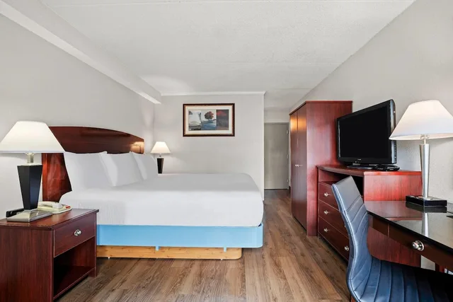 غرفة قياسية بسرير كينج، Days Inn By Wyndham Utica 1/10