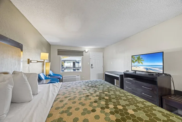 غرفة قياسية بسرير كينج للمدخنين، Econo Lodge Lavonia, GA 4/6