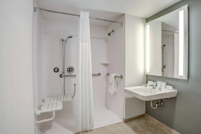 غرفة بسرير مزدوج لذوي الإعاقة، Hilton Garden Inn Boston Waltham 2/2