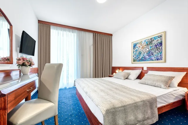 غرفة قياسية بسرير مزدوج أو سريرين منفصلين، Hotel Komodor 2/3