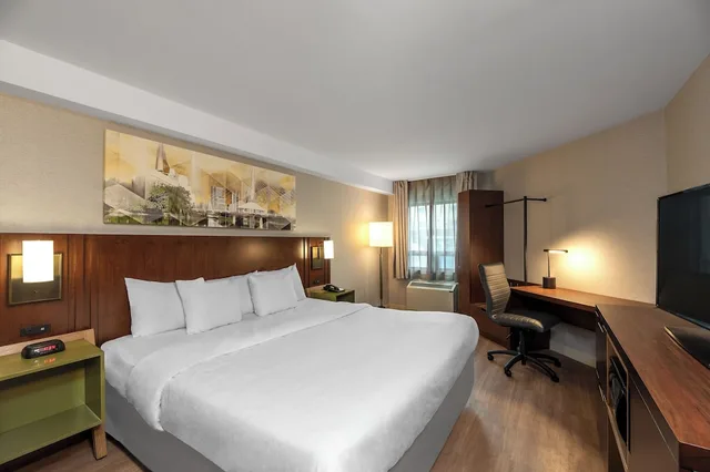 غرفة بسرير كينج في طابق مرتفع، Comfort Inn Sault Ste Marie ON 1/4