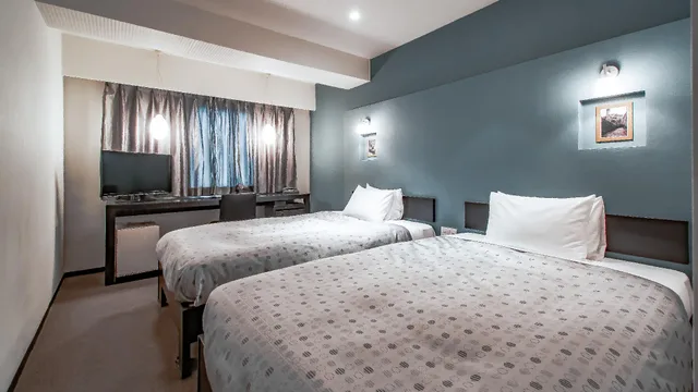 غرفة قياسية بسرير نصف مزدوج وسريرين منفصلين بغرفتين للمدخنين، Hotel Vista Atsugi 1/1