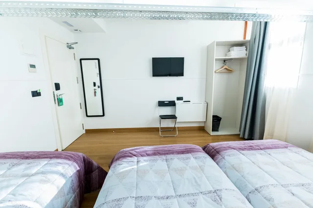 غرفة ثلاثية بثلاثة أسرّة بحمام مشترك، Far Home Bernabeu 2/4