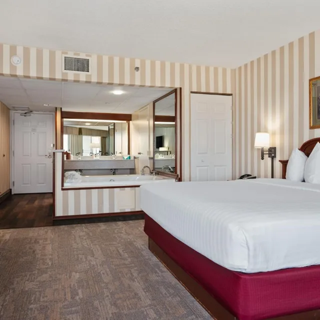 غرفة بسرير كينج بجاكوزي، Bayshore Resort 1/10