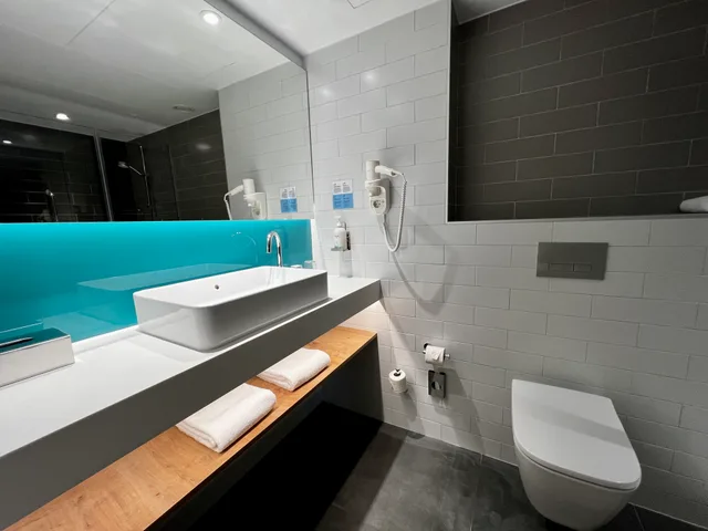 غرفة قياسية بسرير كوين مع أريكة، Holiday Inn Express Madrid Airport 6/8