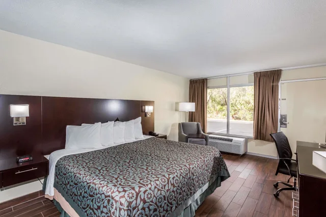 Room, King Bed, Pet Friendly, Days Inn By Wyndham Melbourne 3/5