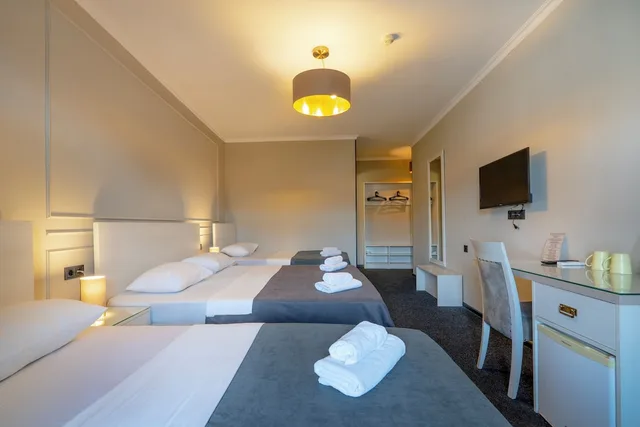 غرفة رباعية بسرير كينج وسريرين منفصلين بشرفة، Hotel Piazza 3/6
