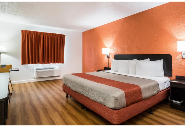 1 Queen Bed - Mobility Accessible Tub Nsmk، Motel6 Prospect Heights, IL 2/8