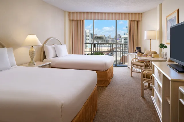Room, Double Bed, Waikiki View، Outrigger Waikiki Paradise 3/8