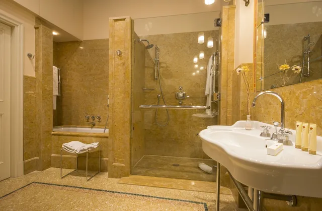 جناح ديلوكس بسرير كينج بغرفتي نوم مع أريكة للمدخنين، Hotel Corona d Oro 1890 6/8