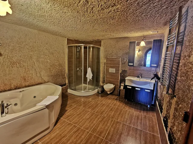 جناح بسرير مزدوج بإطلالة على الفناء بجاكوزي، Falcon Cave Suites 1/1