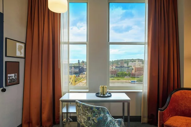 Room, King Bed, River View, Renaissance Pittsburgh Hotel 5/5