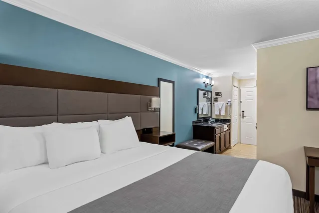 غرفة قياسية بسرير كينج مع أريكة، Best Western Paradise Hotel 2/6