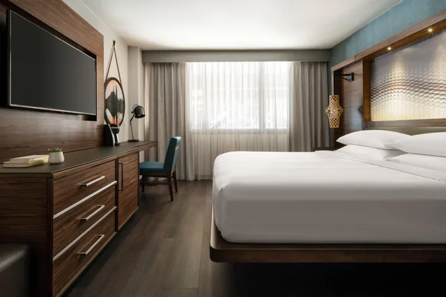غرفة تنفيذية بسرير كينج مع أريكة، Seattle Airport Marriott 2/3