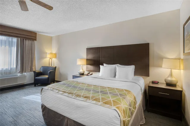 غرفة بسرير كوين بحوض استحمام لذوي الإعاقة، SureStay Plus by Best Western Montrose 3/6