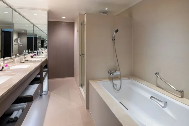 غرفة بريميوم بسريرين منفصلين، Crowne Plaza Bangkok Lumpini Park 7/8