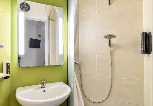غرفة رباعية بسرير مزدوج وسريرين منفصلين، B&B HOTEL Narbonne 2 4/4