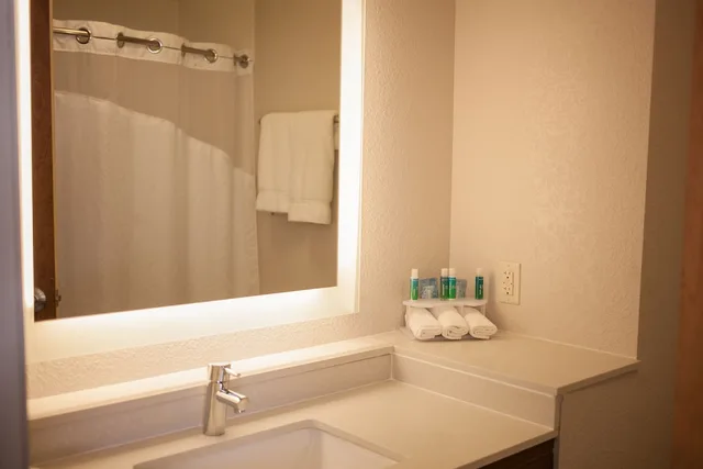 غرفة قياسية بسريرين كوين، Holiday Inn Express and Suites Logan an IHG Hotel 3/3