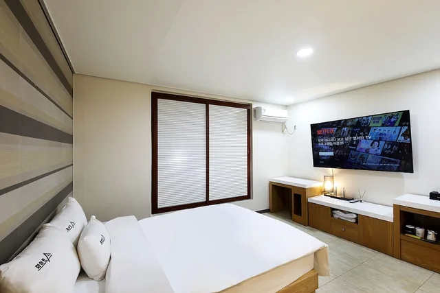 غرفة قياسية بسرير كوين، White Tourist Hotel 1/4
