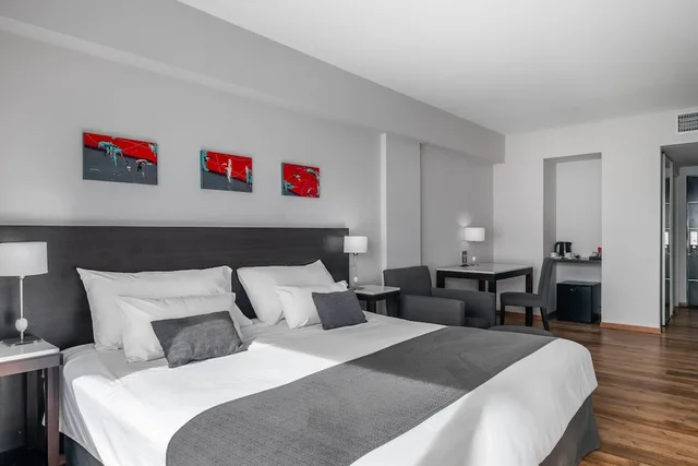 غرفة بسرير كوين بإطلالة على البحر بشرفة، Dazzler By Wyndham Puerto Madryn 2/8
