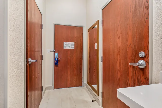 غرفة بسرير كينج، Holiday Inn Express Hotel And Suites Van Buren Ft Smith Area 6/10
