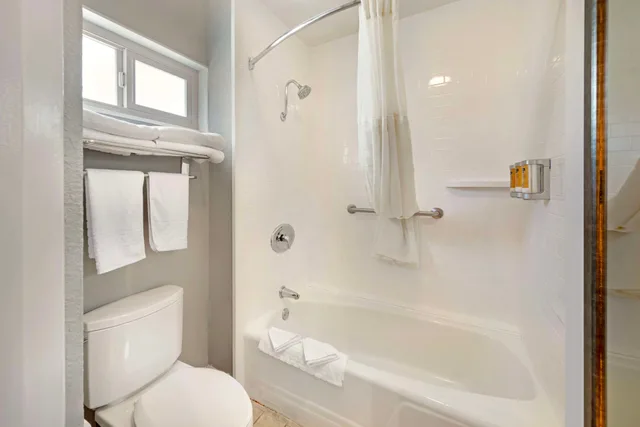 غرفة بسرير كينج للمدخنين، Best Western Plus Black Oak 5/5