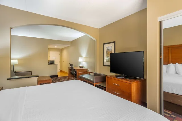 جناح بسرير كينج مع أريكة بحوض جاكوزي لذوي الإعاقة، Best Western Grantville/Hershey 1/2