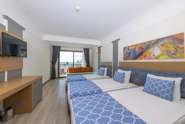 غرفة قياسية بسرير مزدوج وسرير فردي مع أريكة، Armas Labada Hotel 1/2