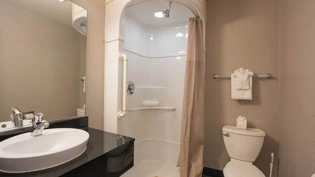 جناح بسرير كوين لذوي الإعاقة، Motel6 Rochester, MN 9/9