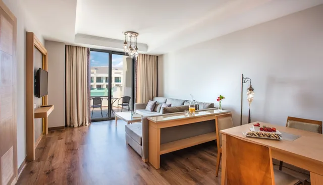 جناح بإطلالة على البحر مع أريكة، Korumar Ephesus Beach and Spa Resort 7/10