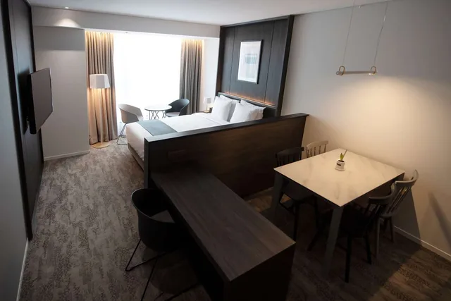 غرفة بسرير كينج بمطبخ صغير بحوض استحمام، Orakai Daehakro Hotel BW Signature Collection 1/2