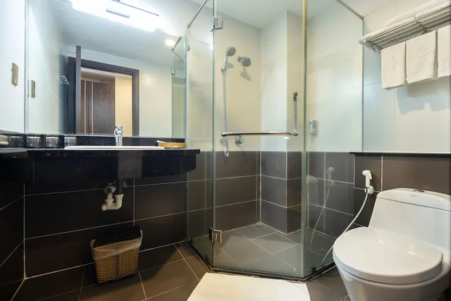 غرفة تنفيذية ثلاثية بسرير كوين وسرير فردي بإطلالة على الجبل بشرفة، An Vista Hotel 9/10