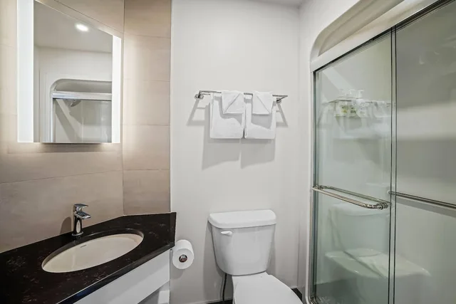 غرفة بسرير كينج، Days Inn by Wyndham Riviere-Du-Loup 6/8
