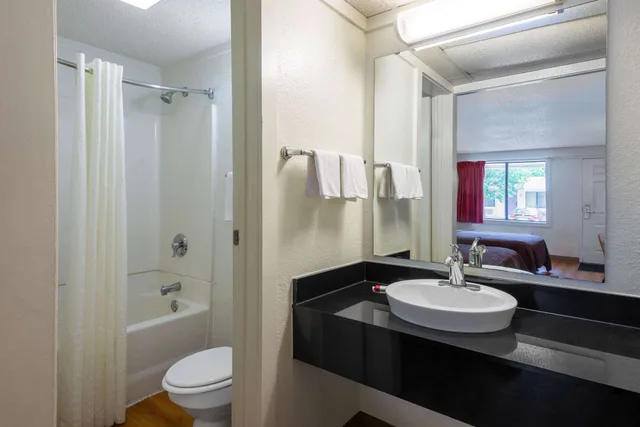 غرفة قياسية بسرير كينج، Travelodge by Wyndham Essington / Philadelphia Airport 2/4