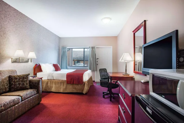 غرفة بسرير كوين، Ramada by Wyndham 100 Mile House 2/2
