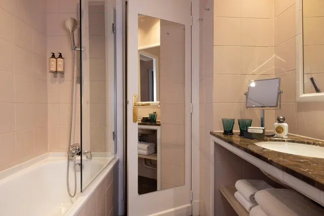 Classic, Queen Bed, Terrace, Small, Hotel Le Saint Gregoire 2/2