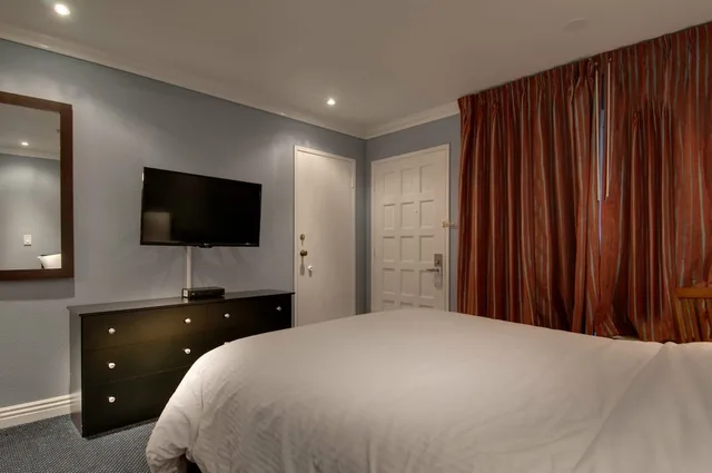 غرفة بسرير كينج للمدخنين، VAGABOND INN SAN PEDRO 1/3