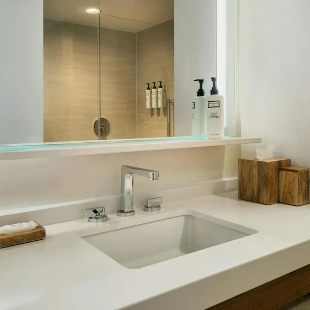 Room, Queen Bed, Water View، Newport Marriott Hotel and Spa 5/9