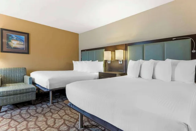 غرفة قياسية بسريرين كوين بمطبخ صغير لذوي الإعاقة، Best Western Plus Oceanside Palms 1/3