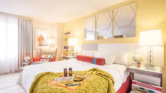 Hyperthemed, Suite, King Bed، The Curtis Denver a DoubleTree by Hilton Hotel 1/2