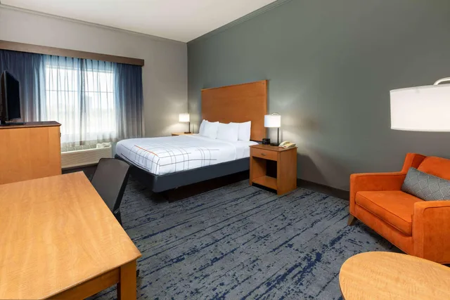غرفة بسرير كينج، La Quinta Inn & Suites by Wyndham Bridgeport 2/4