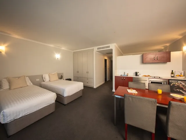 2 Bedrooms, Open Plan, Apartment, Queen and Twin Beds، ABODE NARRABUNDAH 2/8
