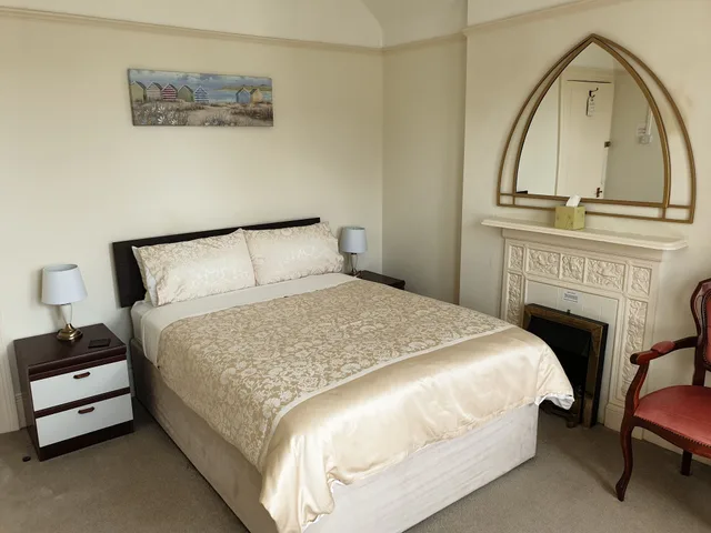 غرفة بسرير كوين بحمام خاص، The Wycliffe Guest House 1/2