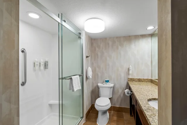 جناح بسرير كينج بإطلالة على البحيرة بغرفتين مع أريكة بحوض جاكوزي، Hampton Inn Duluth Canal Park 5/7