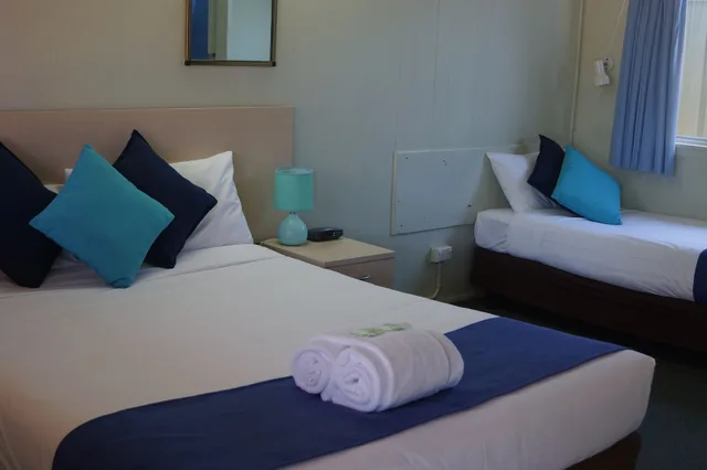 غرفة قياسية بسرير كوين وسرير فردي، KAPUTAR MOTEL - NARRABRI 4/7