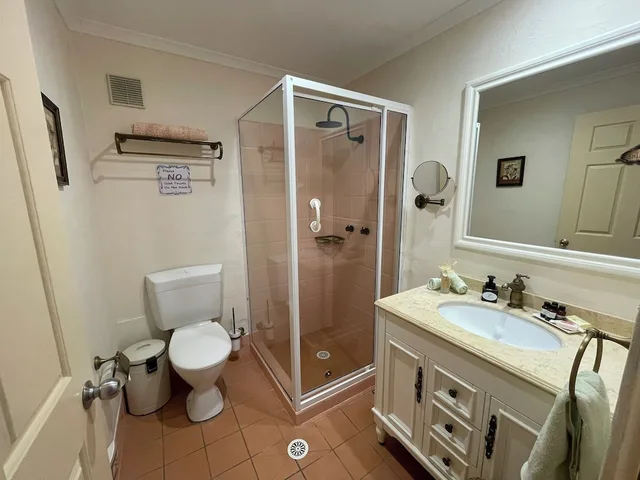 جناح بسرير كوين بإطلالة على الحديقة بغرفة نوم واحدة، Villa Provence 8/8