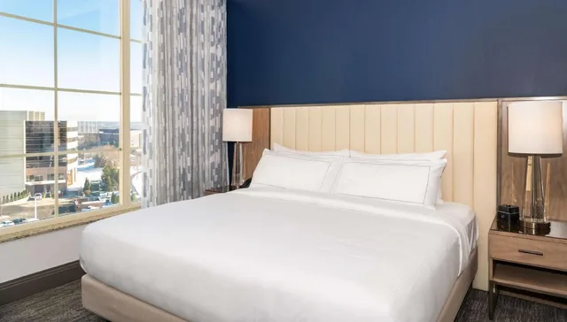 Suite, King Bed, Executive Level, Parlor, Accessible، Hilton Columbus Polaris 1/3
